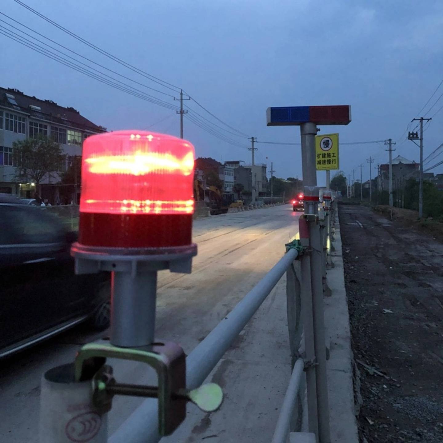 太阳能警示灯LED交通信号灯道路施工频闪爆闪路障灯户外塔吊桥梁