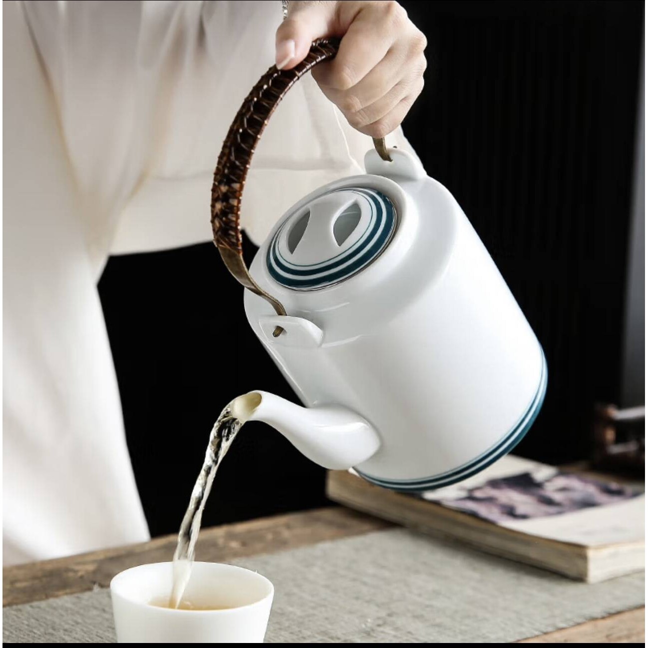 白瓷大容量陶瓷家用茶壶1.2L提梁壶冷水壶青花瓷手绘桥壶客栈酒店