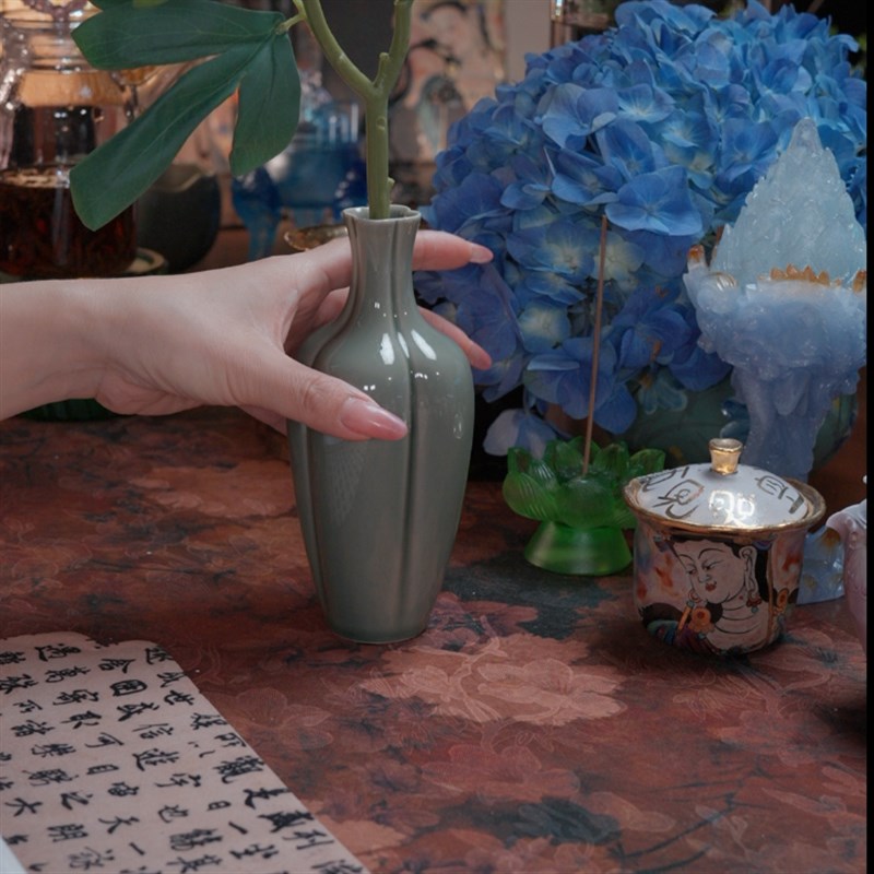 越青青瓷花瓶高17.5cm