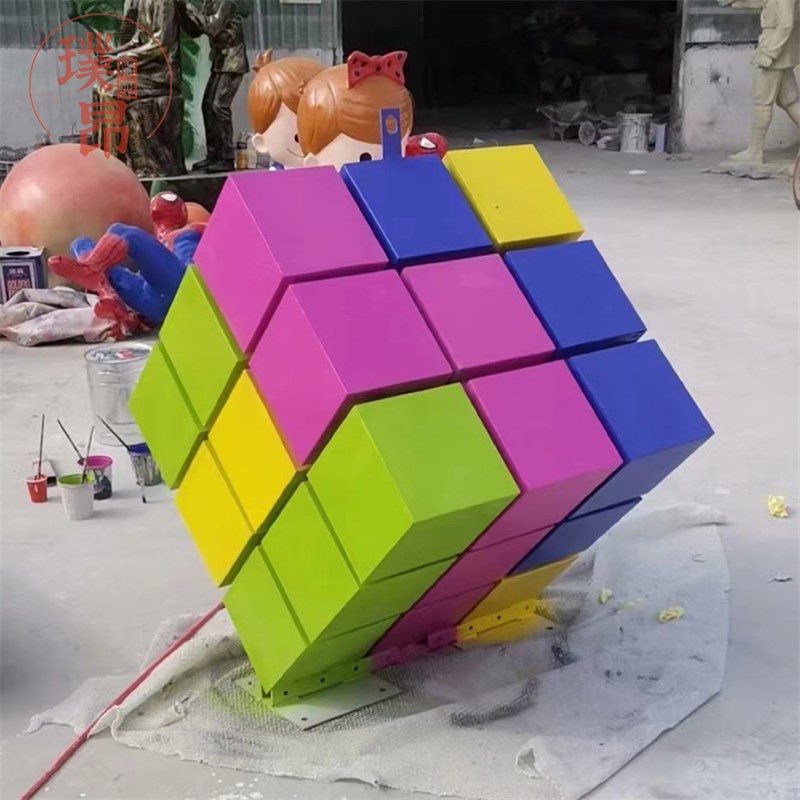 七彩魔方造型不锈钢雕塑定制彩色立体方块模型校园广场摆件定制