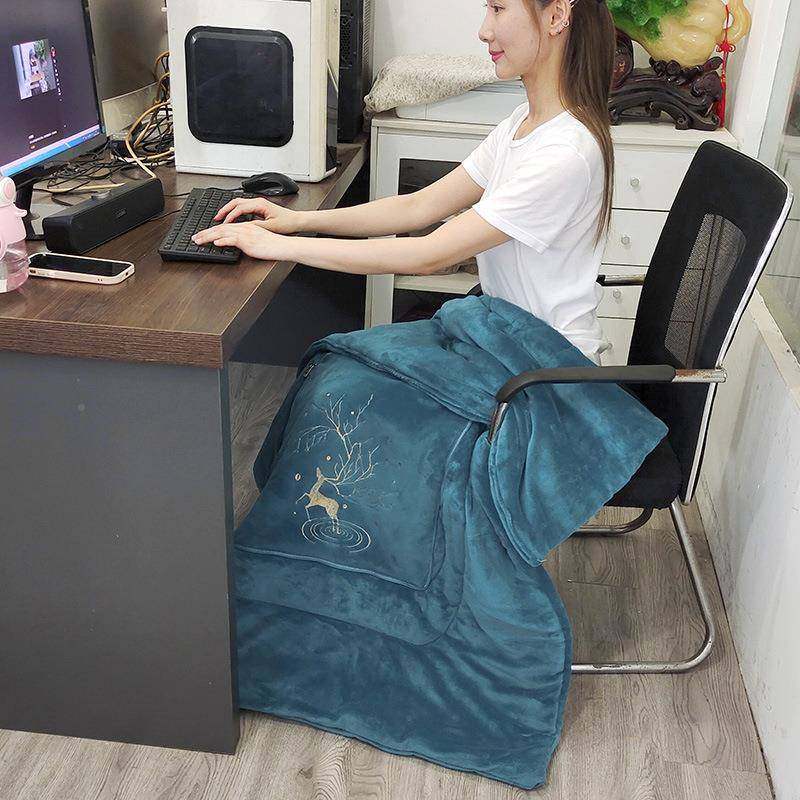 加载厚冬款牛靠奶绒抱抱枕被盖枕两用子被子枕午睡枕头车毯二合一