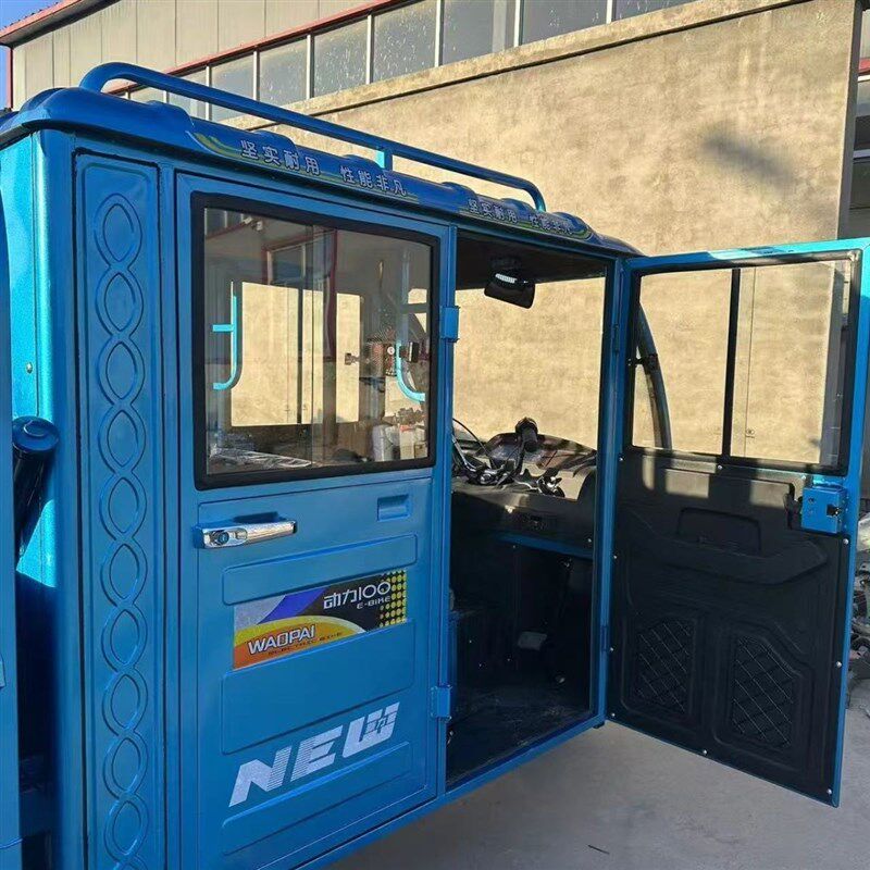 封闭式燃油三轮车双排座方向盘全棚客货两用带棚子汽油三轮摩托车