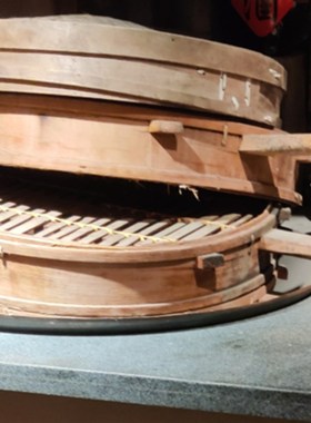 怀旧老式铁锅老笼扇蒸老黑碗木桶C木盆水瓢菜板子厨房民俗老对象