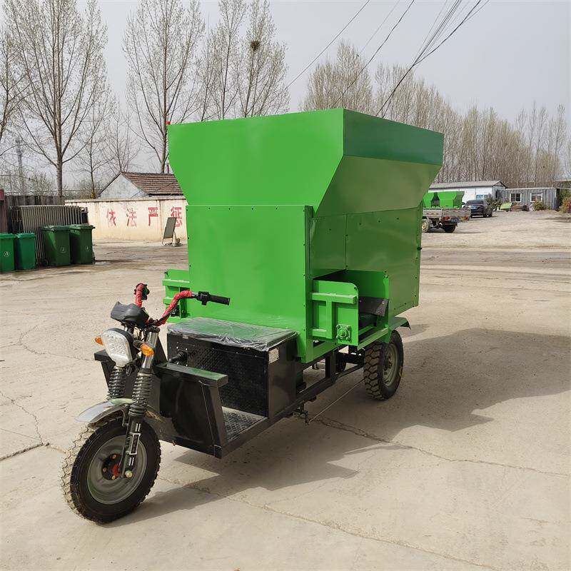 养牛场柴油自动投喂车3立方电动三轮撒料车牛羊饲料草抛撒车