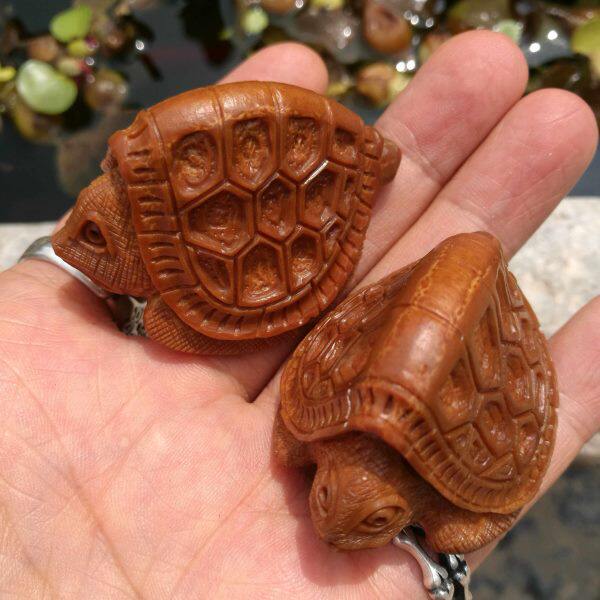 巴西橄榄核纯手工雕刻乌龟富甲天下张荣核雕大橄榄胡雕手把件茶宠