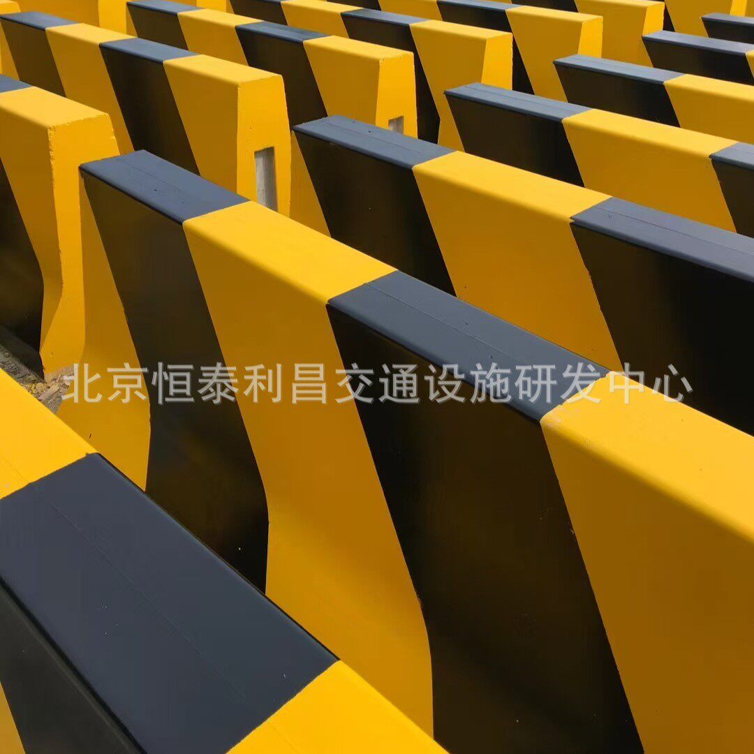 北京恒泰学校门口用水泥防撞墩可灵活摆放防撞效果好抗撞击性强