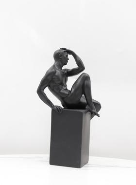 现代简房约黑色抽象人像雕塑摆件样关物板摸头人售楼处玄坐姿人软