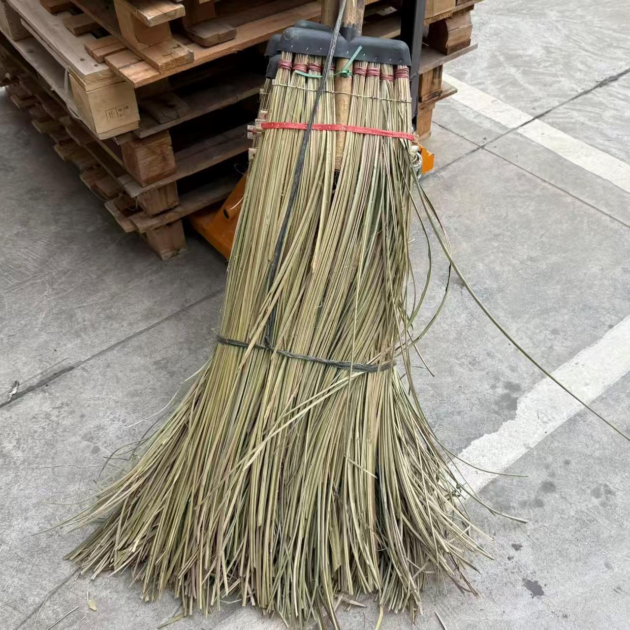 庭院印尼环卫工人扫帚马