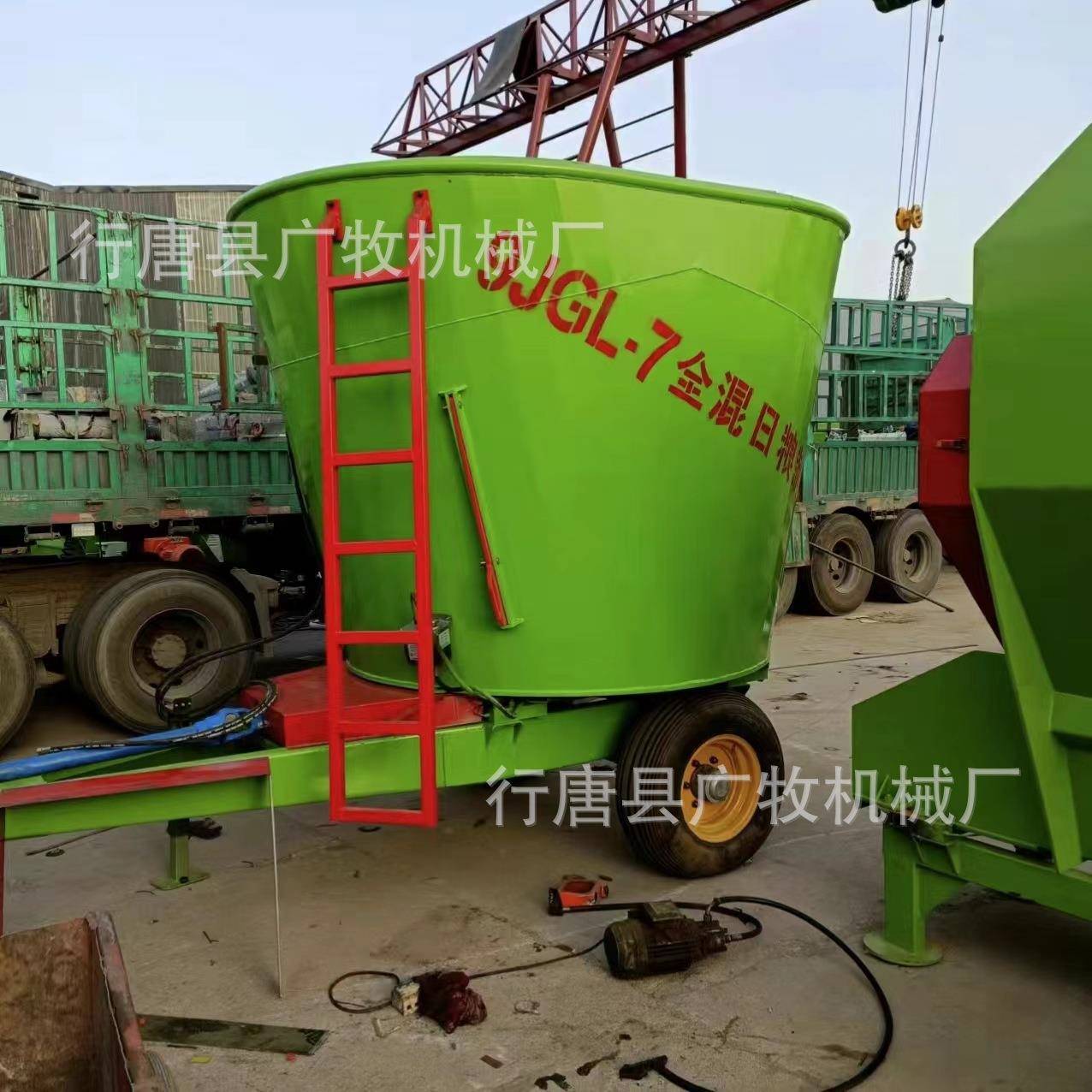 现货搅拌机牵引式车载搅拌撒料一体车牛羊草料粉碎搅拌机