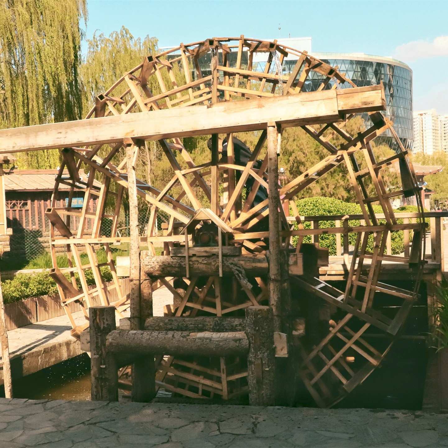 山东临沂厂家直销大型户外脚踏风力人力木质钢木流水水车车轮摆件