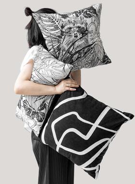 现代轻发奢家用客厅沙抱小浣熊红色丝绒小浣枕色熊黑皮革贴布靠垫