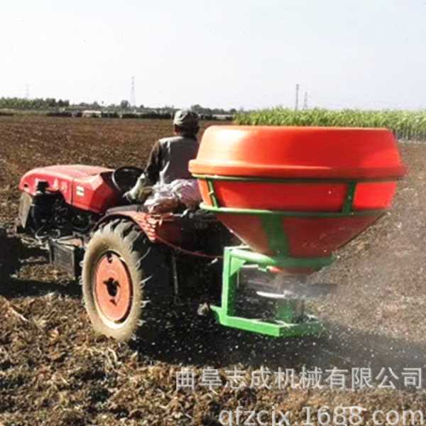 四轮拖拉机带后置撒机 临沂郯城县农用施机 大容量撒机