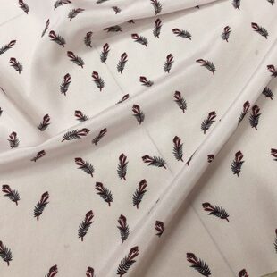 粉色底浪漫羽毛数码喷绘桑蚕丝面料19姆米宽140无弹双绉真丝布料