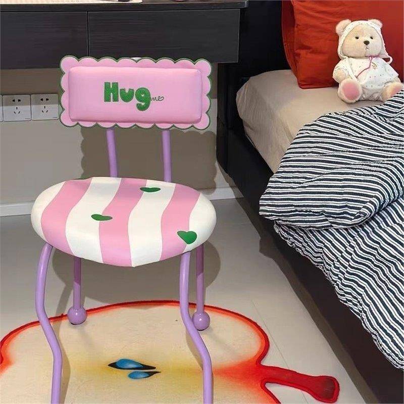 现代网红多巴胺创见描述意纹小心桌椅子个铁艺性条拍照边几凳子爱