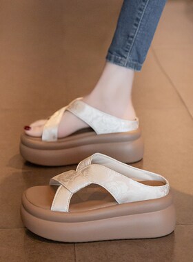 凉拖鞋女夏季外穿2024新款厚z底增高踩屎感高跟凉鞋女款面包一字