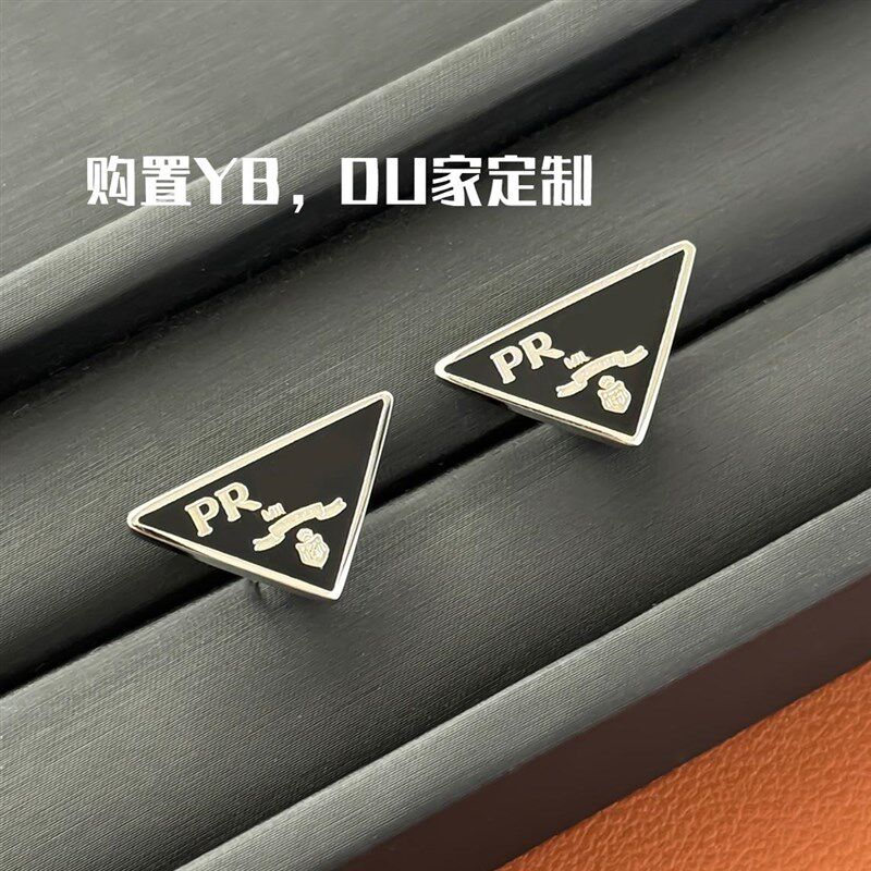 立体字母经典三角形2024年新款潮高F级感轻奢黑色耳钉男女同款情