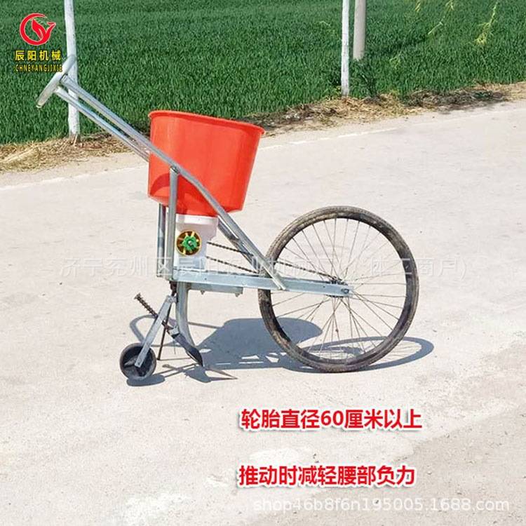 手推式撒肥机小型人力撒肥车花园施肥车多功能撒肥机草堋施肥器