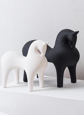 创意红色店马瓷AZW摆件展厅板间酒前陶台饰品乔迁新居礼品柜子样