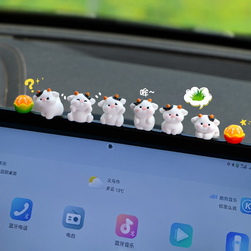 新款车内饰品摆件网红可爱卡通奶牛汽车中控台Q屏幕趴趴车载装饰