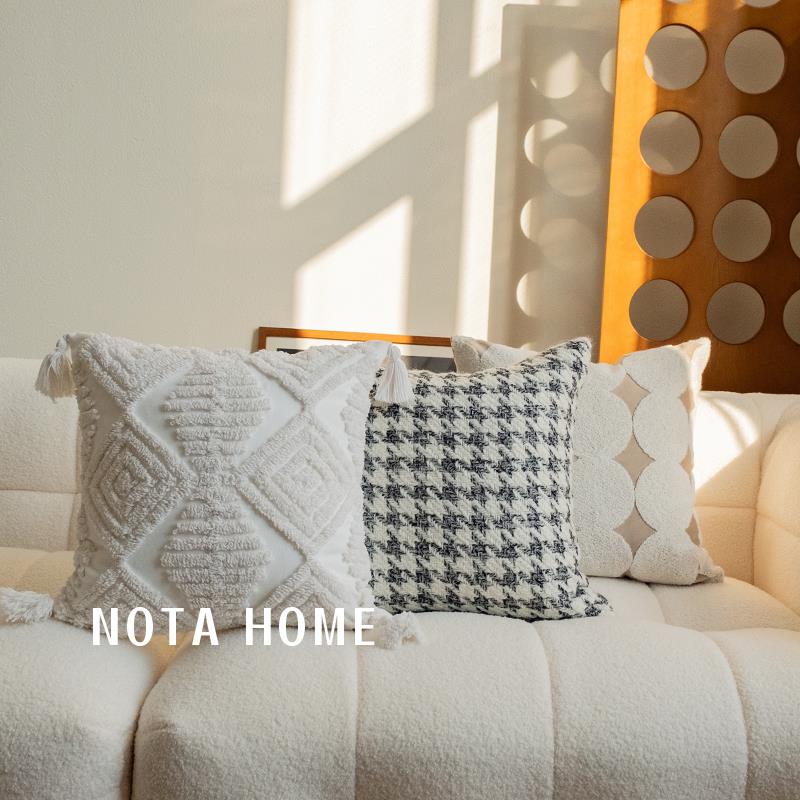 现代简TThuwrgf约簇风绒抱枕黑靠白千鸟靠格垫纯色枕客厅沙发方形