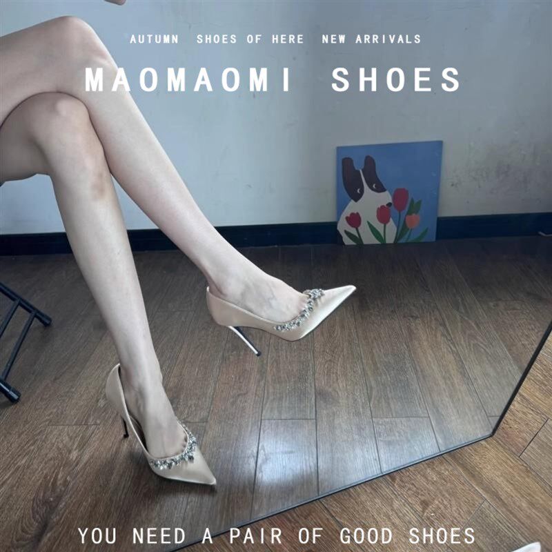 香槟色高跟鞋女2025新款春秋细跟水钻尖头伴娘婚鞋V不累脚缎面单