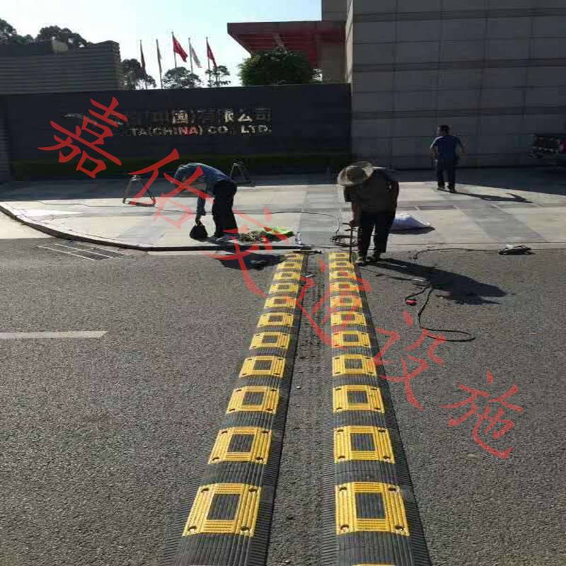 PVC橡胶减速带汽车减速板坡道公路道路停车斜坡限速缓冲带减速带