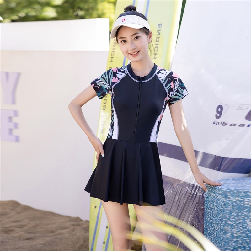 连体泳衣女夏季裙式保守运动风遮肚显瘦学生甜美小清新泡温泉泳装