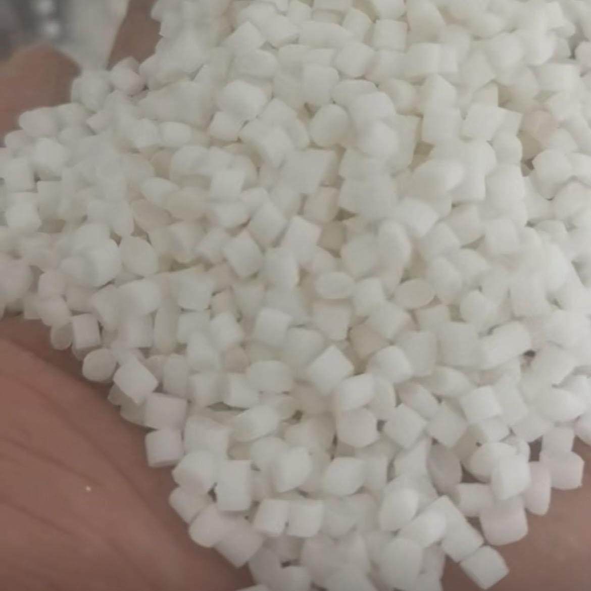 注圈塑级氟橡胶颗粒色8黑5度耐寒耐QHU高温耐油腐蚀密耐封用