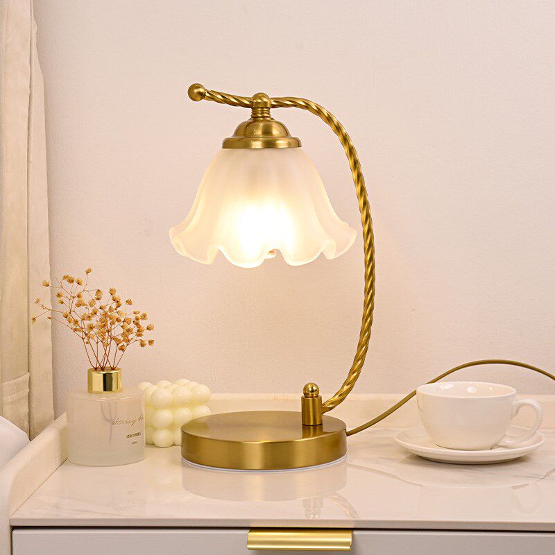 高级感复古台灯室床头柜灯轻奢2024新款网红美式创意主卧小夜灯