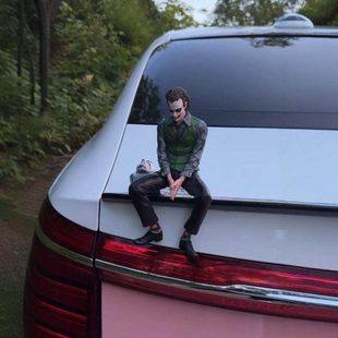 车顶小丑希斯莱杰坐姿公仔车载玩偶车尾车顶挂件汽车尾部车外摆件