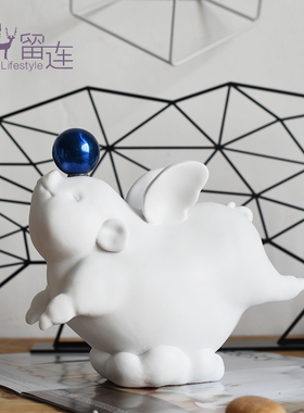 北欧轻奢白色翅膀猪蓝球摆件样板房样板间书房儿童房橱窗软装饰品