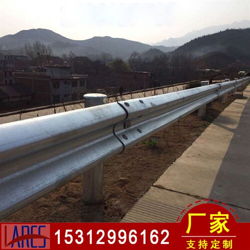 波形护栏板乡村路三波型梁钢防护栏农村W双波纹栏杆高速公路围栏