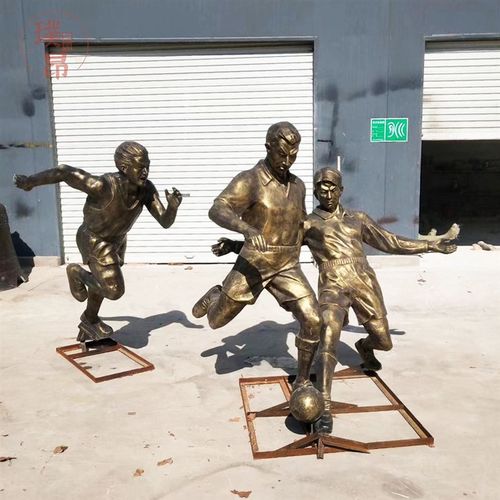 踢足球玻璃钢人物雕塑男足仿铜雕像运动员塑像铜像铸铜人像定制