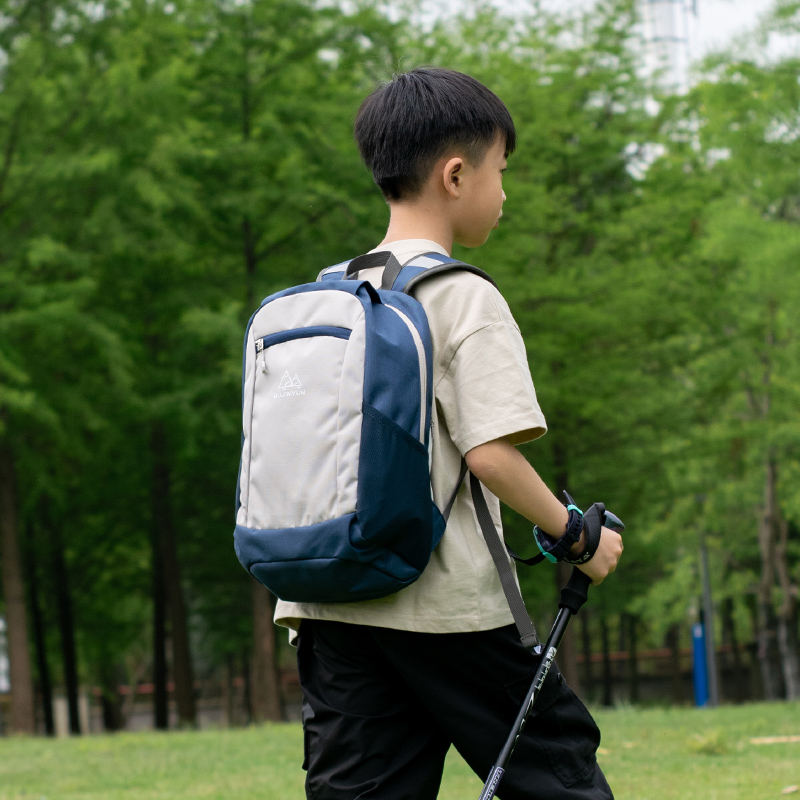 儿童外出旅游背包轻便男孩户外徒步双肩包旅行小学生补习补课书包