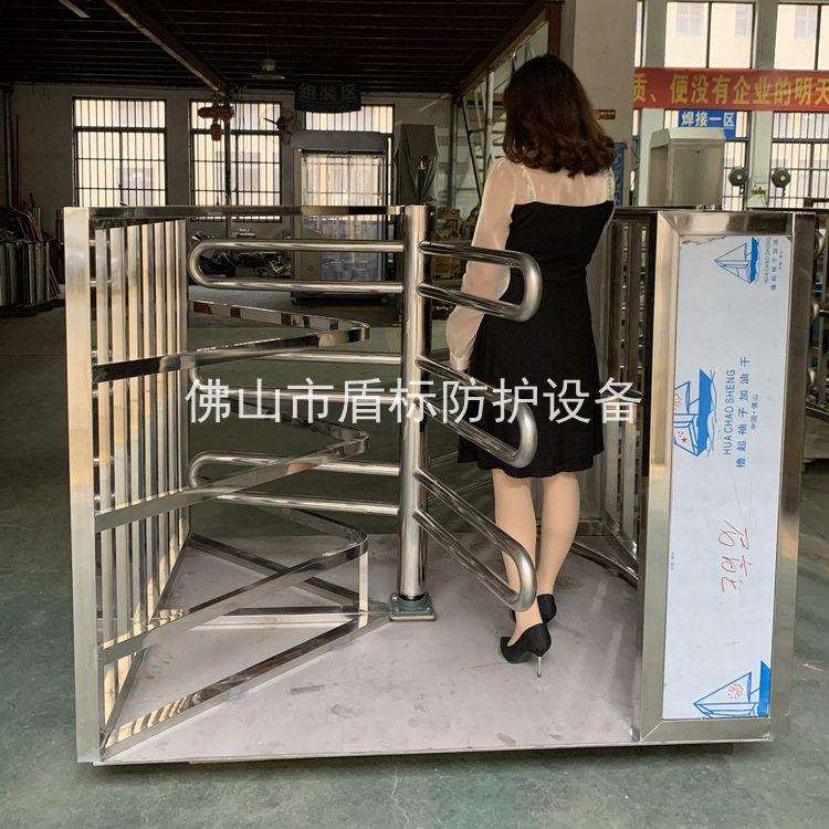 盾标防护三杆立式半向转闸 火车站限流栅栏梳状门 机械项門