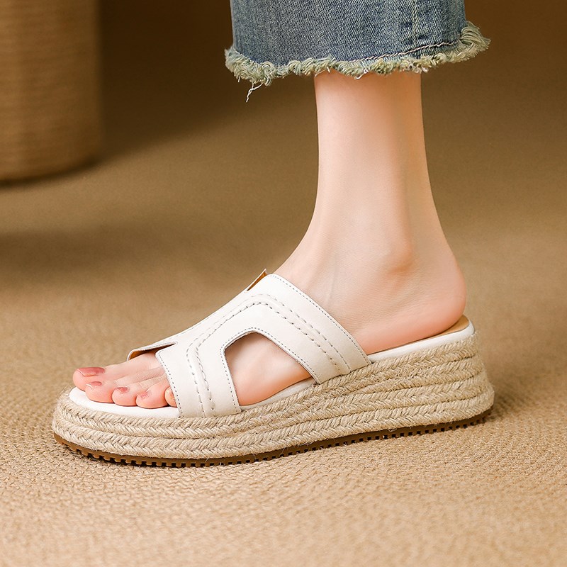 5cm休闲度假风圆头草编坡跟厚底一字拖女夏季外穿简约真皮凉拖鞋