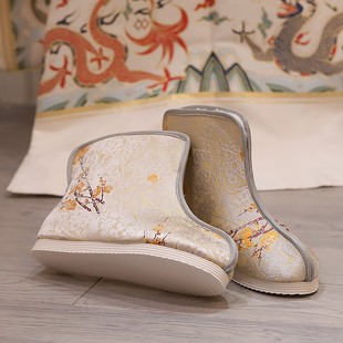 2021新款冬天保暖中国风短靴加绒毛球汉服鞋织锦缎布鞋配马面靴子
