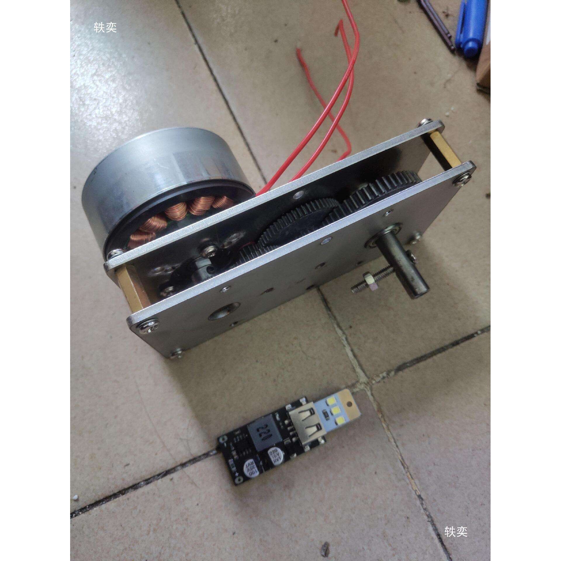 手摇发电机野营小巧5v9v12v大功率无刷户外露营实验应急充电照明