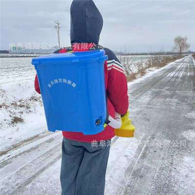 后背式单兵融雪抛撒器电动小型化雪撒盐机农用颗粒化肥均匀喷洒器