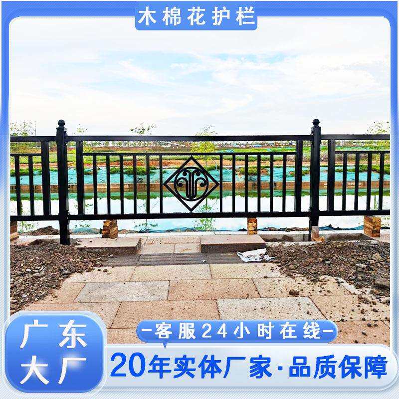 广东木棉花护栏网机动车道护栏厂家分隔护栏人行道黑色市政围栏厂