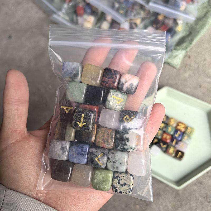 现货水晶方块原石15mmm方形蔷薇石厂家半宝石卢恩字符装饰