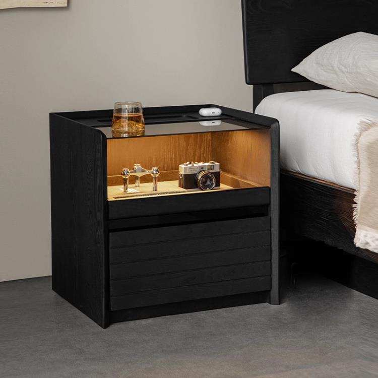 意式极简智能实木床头柜家用无线充电黑色储物柜设计师款床边柜