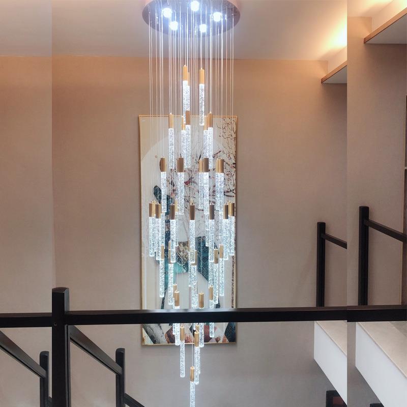 别墅中空复式楼家居客厅水晶大吊灯现代简约轻奢跃层旋转楼梯长