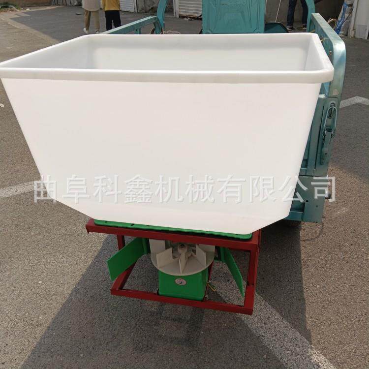 科鑫小型家用颗粒化肥撒肥机电动三轮后悬挂施肥器大棚农田追肥机