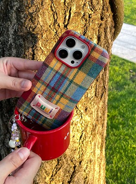 Puui原创落日红泥适用苹果iPhone手机壳高级布料格纹带链条15promax全包支架保护壳复古秋冬16promax手机壳