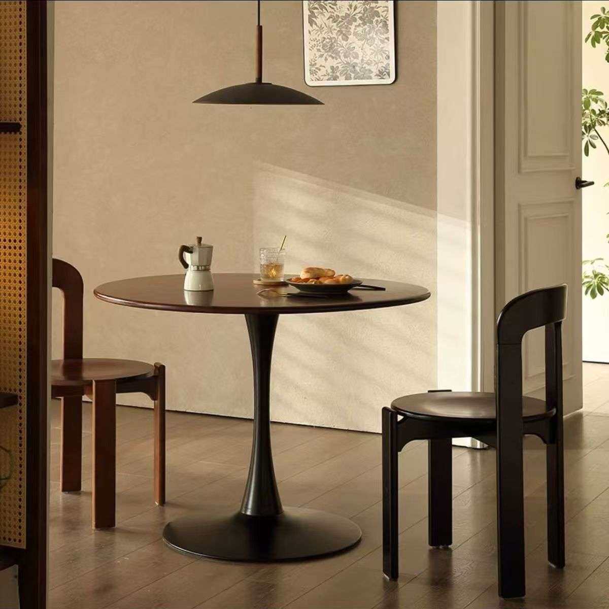 北欧复古郁金香胡桃圆形实木圆桌餐桌家用小户型咖啡阳台中古洽谈