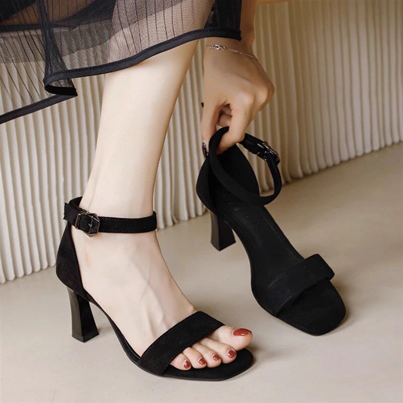 黑色绒面a露趾高跟鞋女2025新款一字扣带粗跟中跟不累脚时装凉鞋