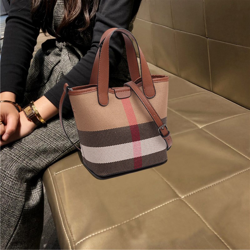 包包女式2025新款高级感时尚条纹帆布包格子水桶包手提单肩斜挎包