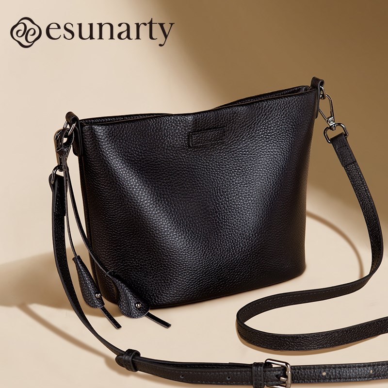 黑色真皮包包女2025新款休闲荔枝纹牛皮单肩休闲大容量斜挎水桶包