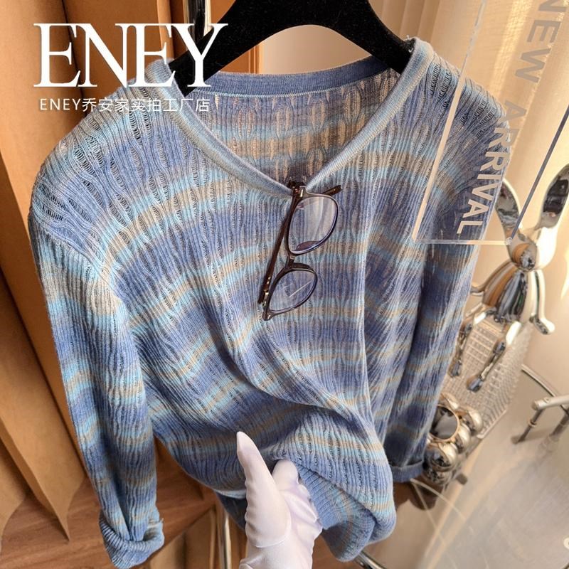 遮肉垂感针织衫~镂空渐变海蓝色条纹女上衣长袖宽松显瘦大码胖妹